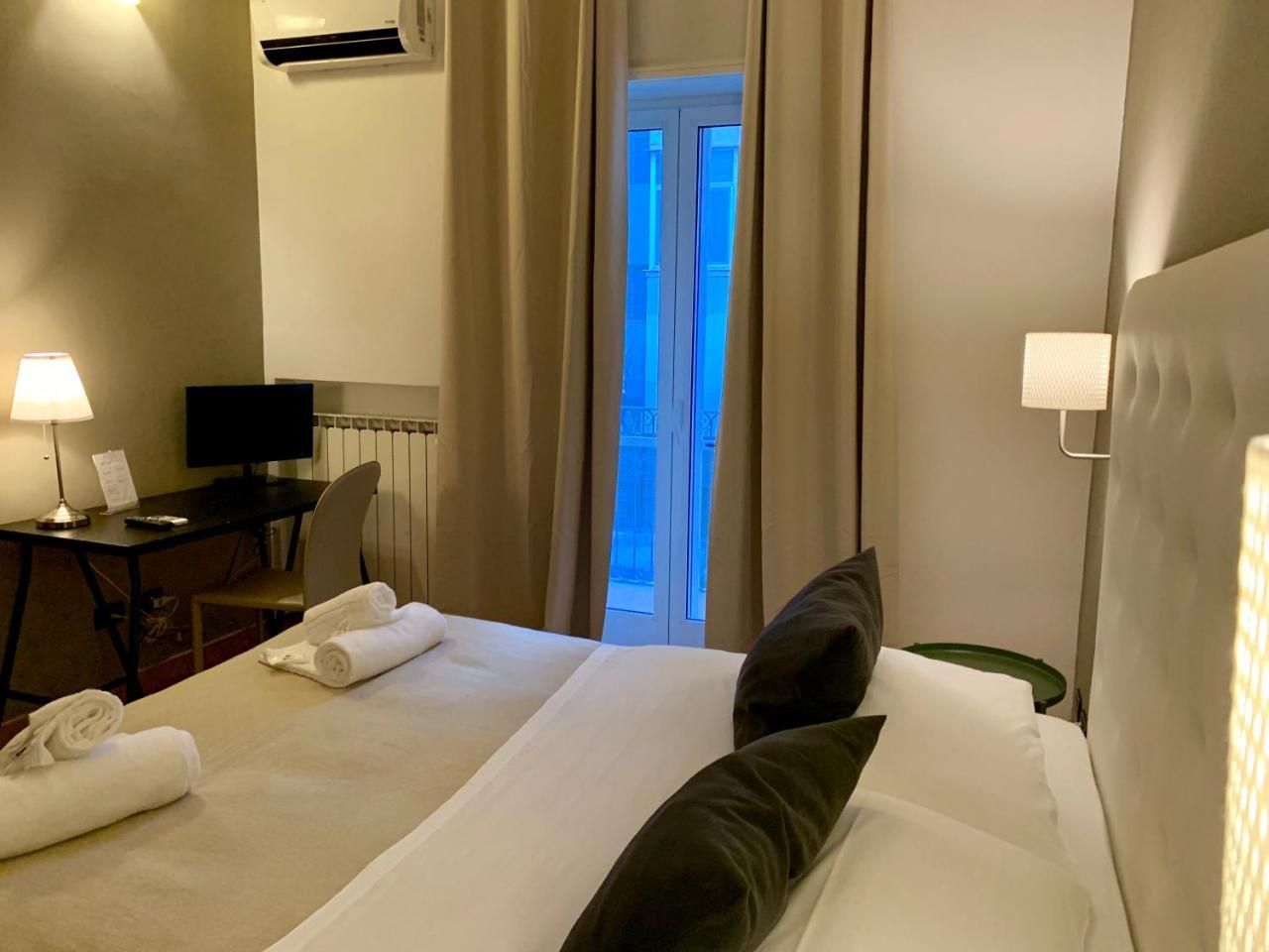 Hotel A Due Passi Dal Ponte Taranto Exterior foto
