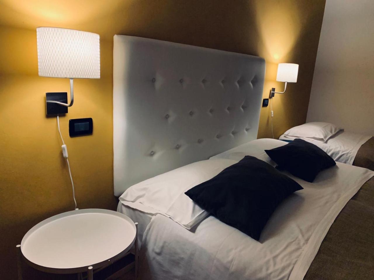 Hotel A Due Passi Dal Ponte Taranto Exterior foto