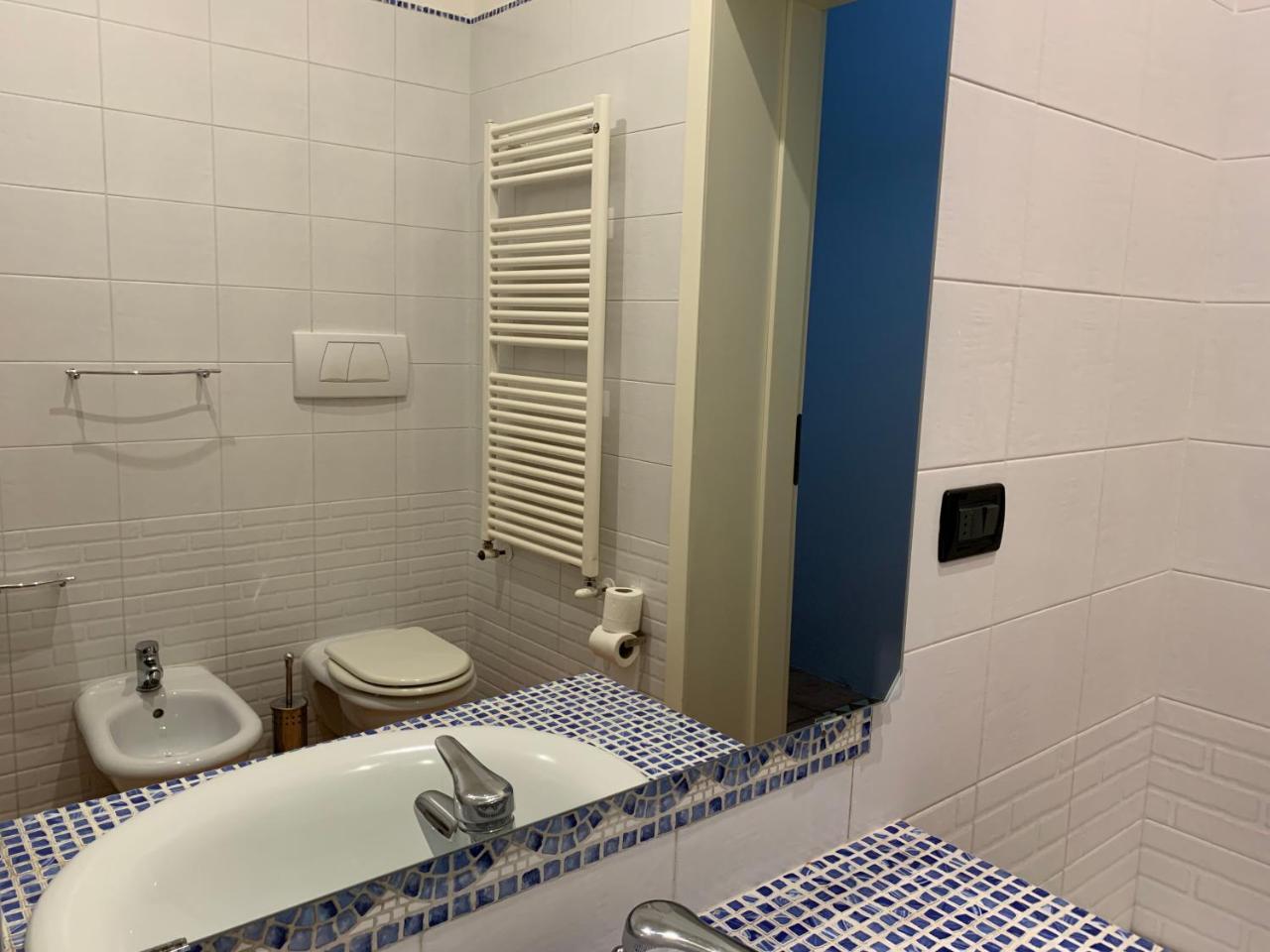 Hotel A Due Passi Dal Ponte Taranto Exterior foto
