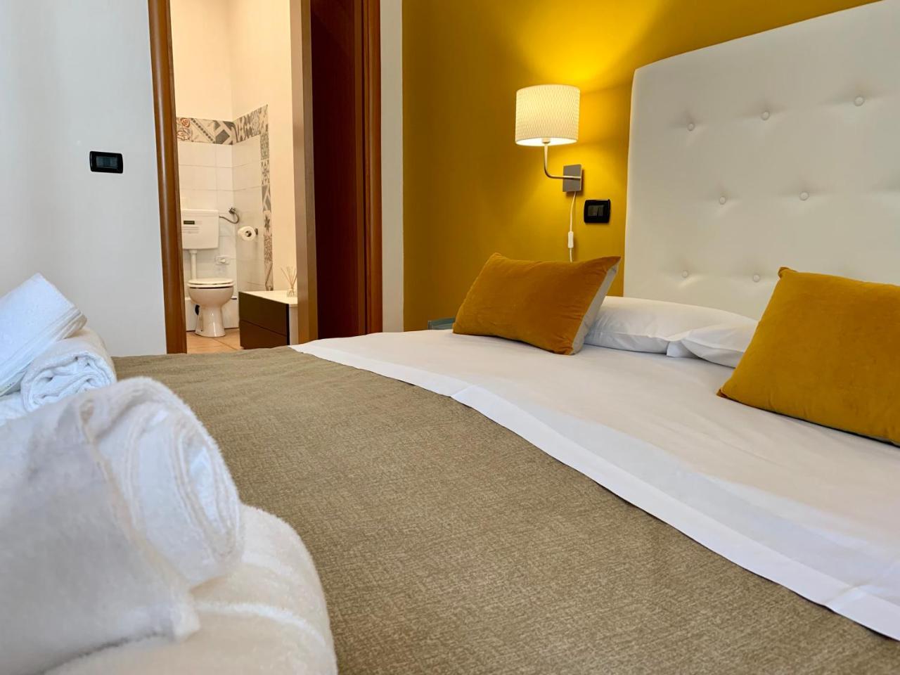 Hotel A Due Passi Dal Ponte Taranto Exterior foto