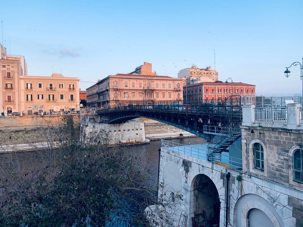 Hotel A Due Passi Dal Ponte Taranto Exterior foto